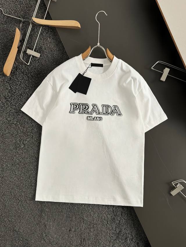 Prada 普拉达 微宽版型 S-Xl 新款胸前立体Logo刺绣 后背经典三角标大Logo印花，这款T恤融运动风极简主义设计和精美细节于一身。拼接了进口家独家布
