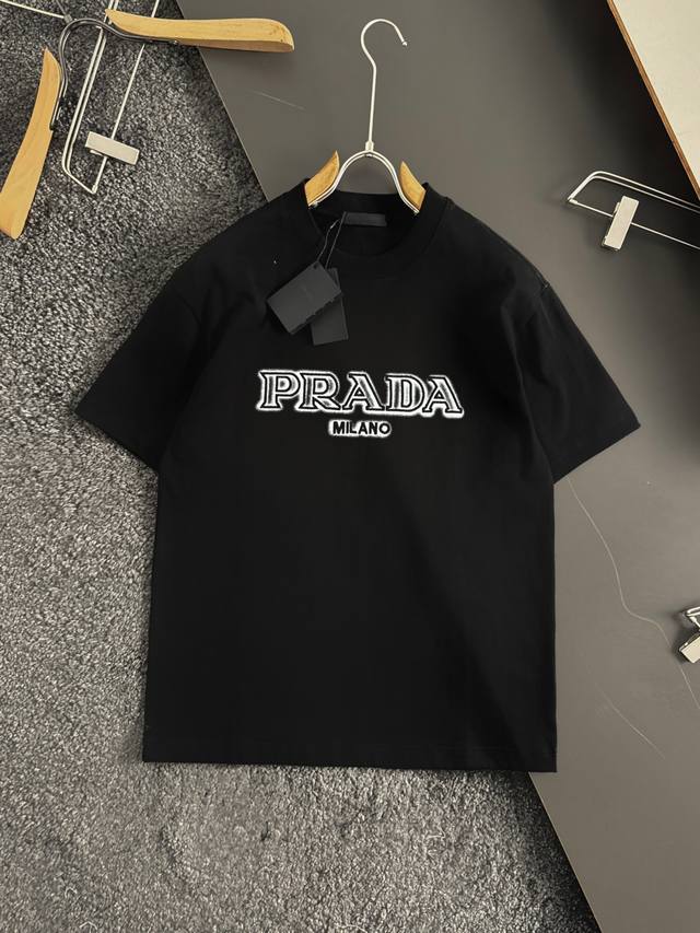 Prada 普拉达 微宽版型 S-Xl 新款胸前立体Logo刺绣 后背经典三角标大Logo印花，这款T恤融运动风极简主义设计和精美细节于一身。拼接了进口家独家布