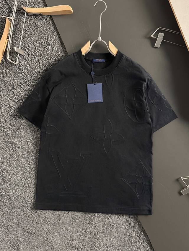 Lv 25新品专柜走秀款 前后高端大Logo渲染Lv经典刺绣短袖T恤，男女同款！短袖不在千篇一律的大众脸，而是一定要独特吸引人的眼球，这一款Lv短袖品相品质都在