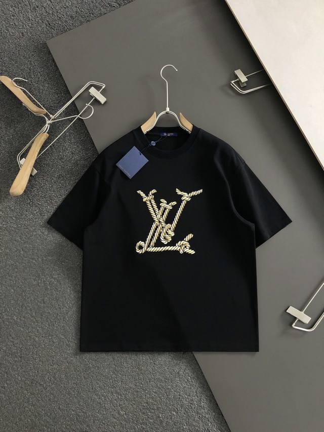 Lv 25Ss新品 经典麻绳字母刺绣Logo 字母刺绣圆领短袖T恤，男女同款！官网同步，专柜纯棉面料！贴肤舒适，耐看又好穿，经典简约Logo设计，原厂工艺一丝不
