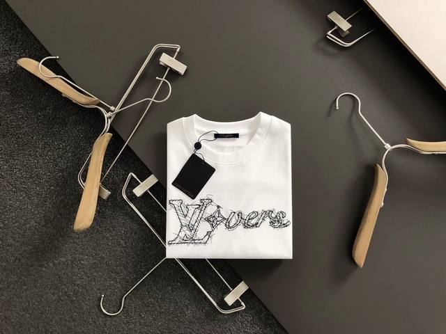 Lv 25早春新品专柜走秀款 平绣拼接毛线重工艺Lv Logo刺绣 后福平绣毛线颠倒大Logo 刺绣短袖T恤，男女同款！短袖不在千篇一律的大众脸，而是一定要独特