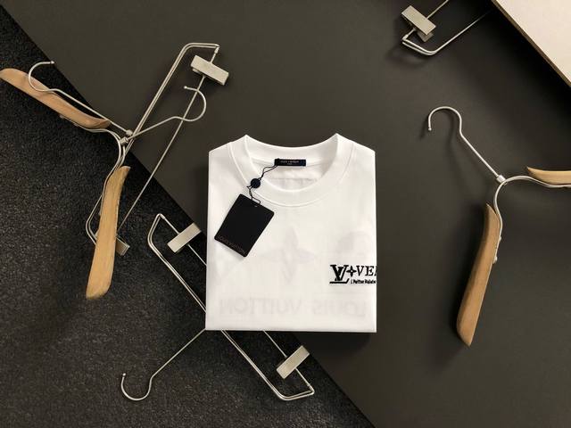 Louis Vuitton 路易威登 Lv 微宽版型S-Xl 25Ss新品专柜同步 经典胸口立体字母刺绣 后幅老化元素牙刷绣重工艺 圆领短袖T恤，男女同款！官网
