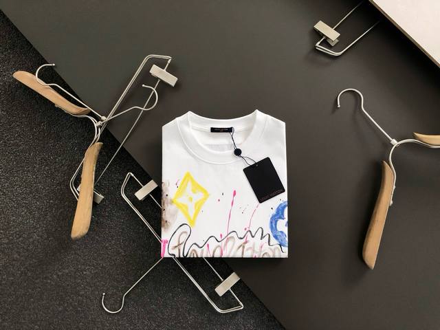 Louis Vuitton 路易威登 Lv 微宽版型S-Xl 25Ss新品专柜同步 手绘甩浆印花多色元素涂鸦Logo印花圆领T恤 男女同款！官网同步，专柜纯棉面