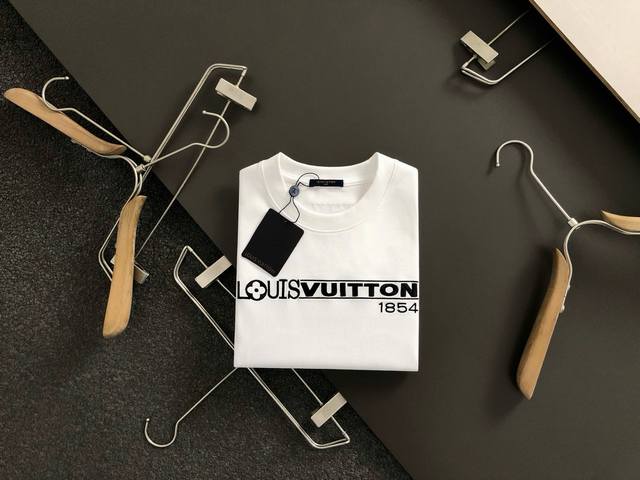 Louis Vuitton 路易威登 Lv 微宽版型S-Xl 25Ss新品专柜同步 经典胸前立体字母1854重工艺刺绣Logo 后幅重工贴布切割四叶草刺绣重工艺