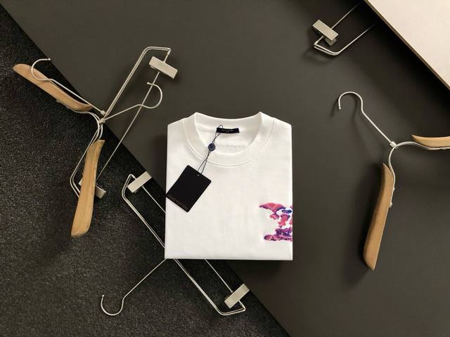 Louis Vuitton 路易威登 Lv 微宽版型S-Xl 25Ss新品专柜同步 经典胸口Lv字母刺绣Logo 后幅重工艺贴皮绣花光线云朵大Logo刺绣 圆领
