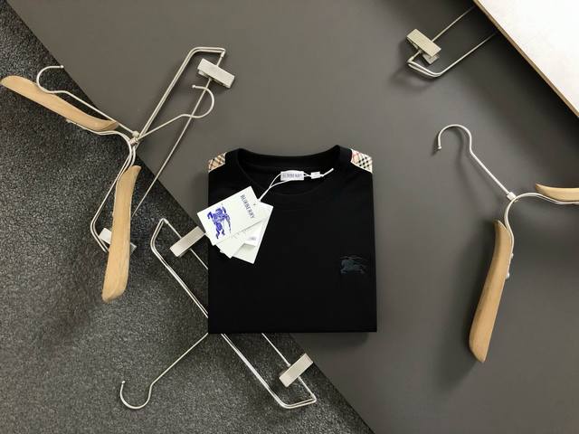 Burberry Bbr 巴宝莉 微宽版型S-Xl 新款独家限定 25年最新最顶级 胸口战马刺绣拼接双肩格纹 刺绣精美工艺 320克洗水面料T恤作为奢侈界的龙头