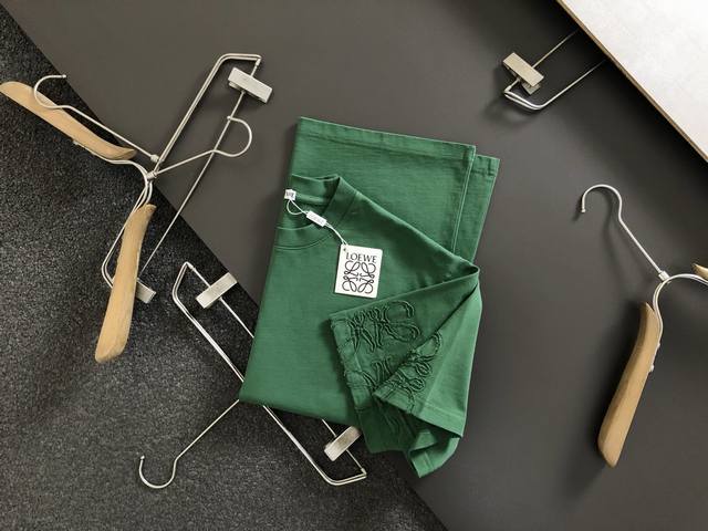 Loewe 罗意威 高版本 微宽版型S-Xl 罗意威25Ss 新品官网同步发售 手袖特种激光烧花刺绣重工艺 男女同款！短袖不在千篇一律的大众脸，而是一定要独特吸