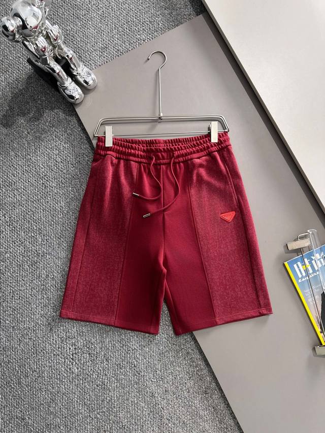 Prada 普拉达 三角标 2025春夏款上新 原高版本 普拉达 短裤 面料采用300克高密度纯棉 不变形 不缩水 工艺介绍：双线走位 前幅Prada三角标双拼