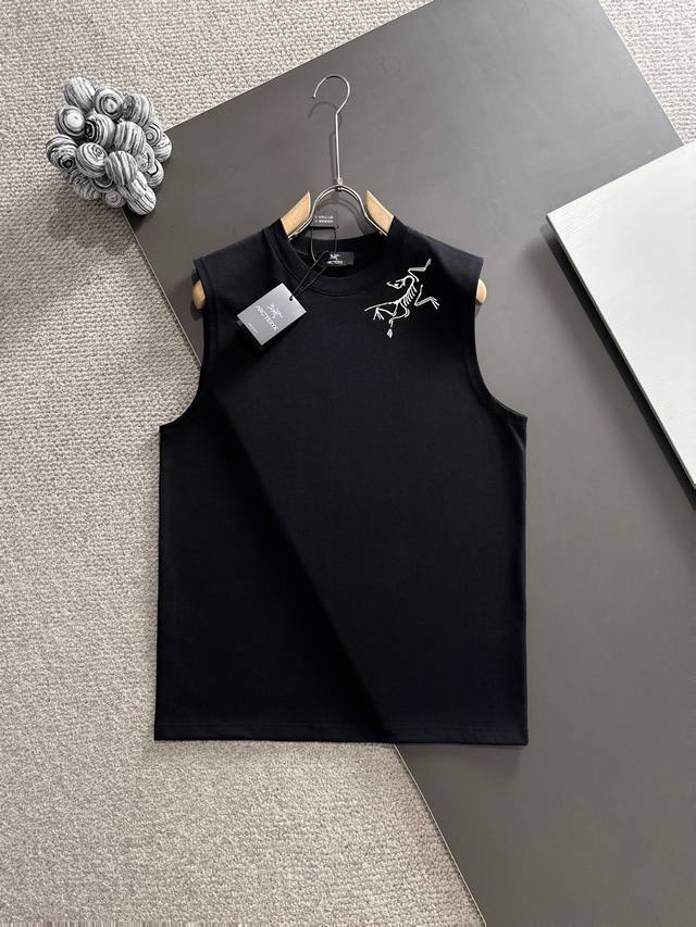 Arc'teryx* 市场独家品质 爆款 2025夏款背心上新 原高版本 始主鸟 面料采用340克高密度定制棉 不变形 不缩水 立体垂感爆表 工艺介绍：前幅采用