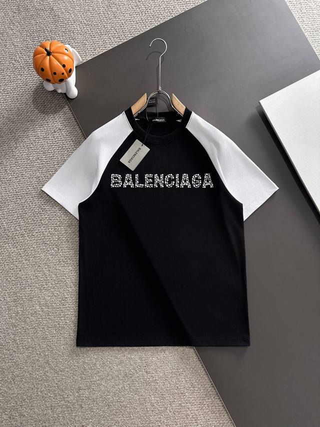 Balenciaga* 2025春夏款上新 原高版本 巴黎世家 面料采用280克高密度纯棉 不变形 不缩水 工艺介绍：双线走位 采用拼色牛角袖工艺＋珍珠澳钻高温