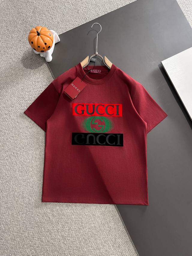 Gucci古驰* 2025春夏款上新 原高版本 古驰 面料采用280克高密度纯棉 不变形 不缩水 工艺介绍：双线走位 硅胶＋印花双工艺 颜色：安可拉红 Size