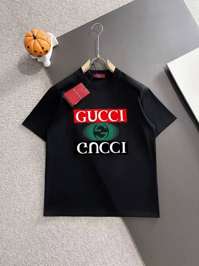 Gucci古驰* 2025春夏款上新 原高版本 古驰 面料采用280克高密度纯棉 不变形 不缩水 工艺介绍：双线走位 硅胶＋印花双工艺 颜色：黑色 Size：S
