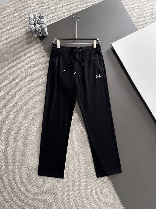 Underarmour安德玛* 2025春夏款上新 原高版本 安德玛 面料采用260克高密度华棉 不变形 不缩水 工艺介绍：前幅采用经典安德玛家经典印花+后袋开