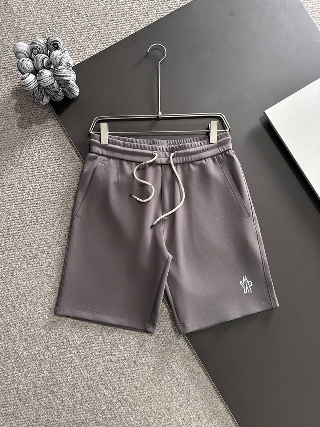 Moncler蒙口* 2025春夏款上新 原高版本 蒙口 面料采用260克高密度华棉 不变形 不缩水 工艺介绍：前幅采用经典M家Logo硅胶印花+后袋开袋拉链设