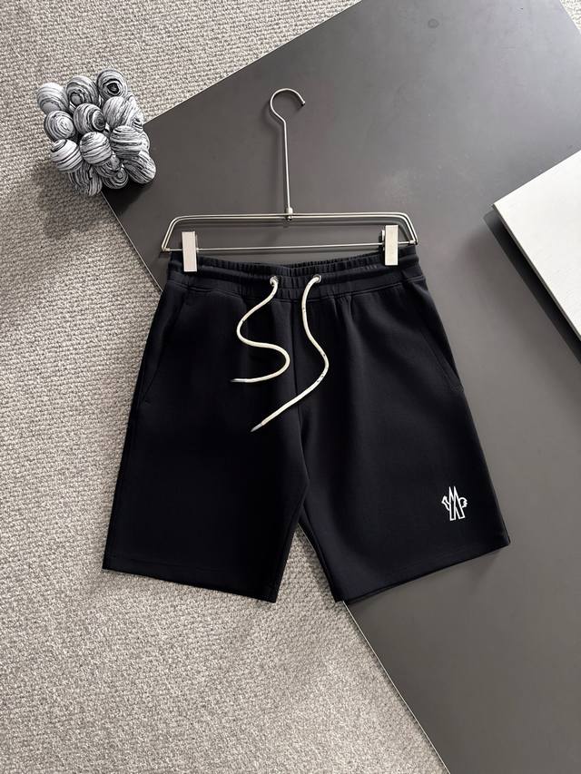 Moncler蒙口* 2025春夏款上新 原高版本 蒙口 面料采用260克高密度华棉 不变形 不缩水 工艺介绍：前幅采用经典M家Logo硅胶印花+后袋开袋拉链设