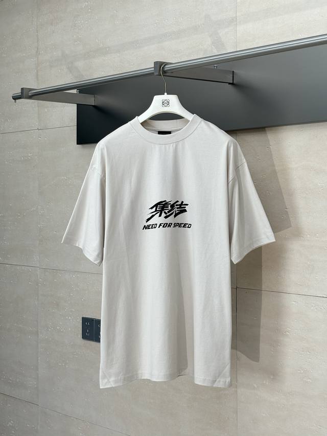 Balenciag* 巴黎世家 24Ss 集结印花后背胶条印花短袖 面料16支单精梳紧密纺纱做洗后250克加密平纹布，做无尘烧毛加面部轻食毛工艺。对板定染浅灰色