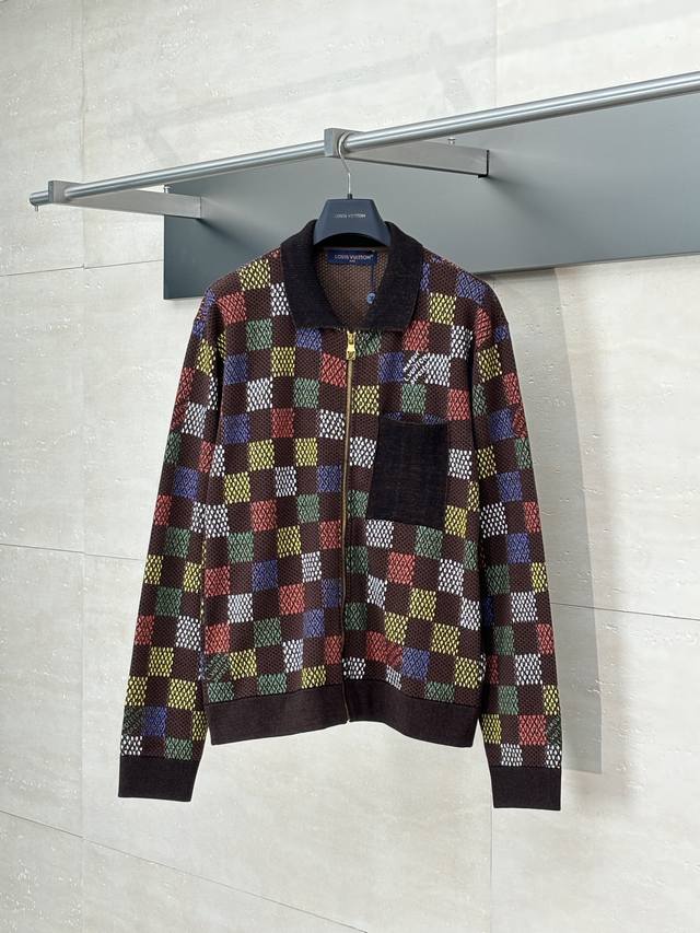 Lv 路易 彩色棋盘格压胶提花针织套装外套 采用定制棉质面料匠心制作，面料舒适柔软，亲肤透气，全幅饰以彩色压胶棋盘格，点缀品牌标识融入期间，胸口以贴布口袋装饰，