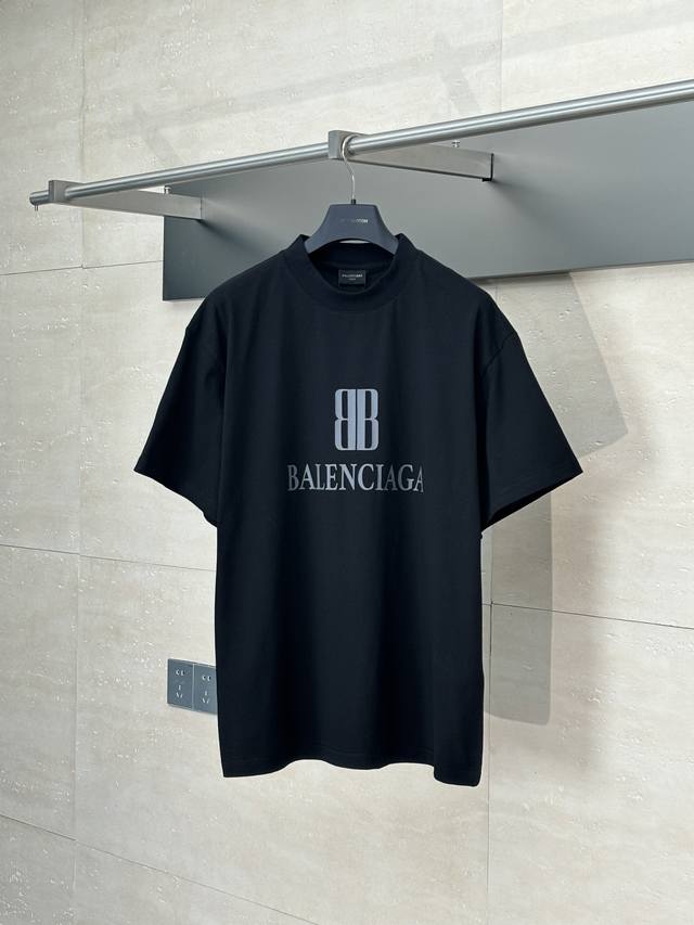 Balenciag* 巴黎Blcg 新款双B字母Logo印花短袖 采用15S精棉平纹，230G；搭配 32S双纱拉架螺纹，300G。精棉面料通常具有较好的吸湿性
