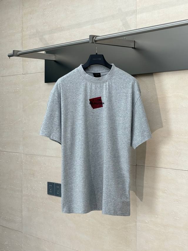 Balenciag* 巴黎Blcg 25春夏Taped美工胶饰短袖T恤 复古平纹布 定制定染今年春夏新色 正面和背面字母Taped徽标 美工胶3D叠视觉 磨损洗