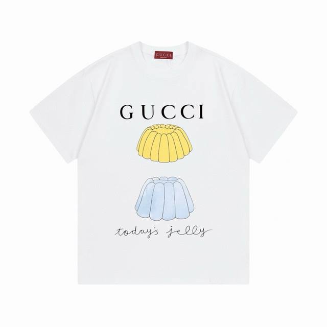 Gucci 古驰 2025新款 数码直喷插画字母Logo 男女同款 短袖T恤 定制300克100％双纱纯棉面料 康丽数码直喷工艺 定染32支双股螺纹 领标吊牌主