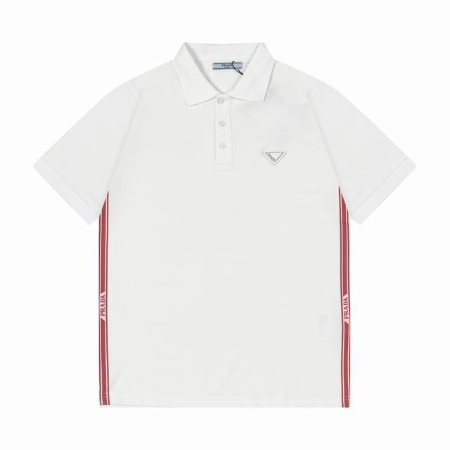 Prada 普拉达 2025新款 侧边红条纹字母 印花 定制三角皮章Logo 男女同款 休闲Polo衫 定制珠地面料 领标吊牌主唛三标齐全 颜色：白色 尺码：S