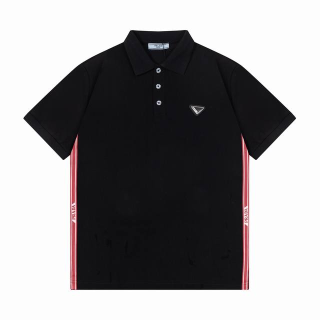 Prada 普拉达 2025新款 侧边红条纹字母 印花 定制三角皮章Logo 男女同款 休闲Polo衫 定制珠地面料 领标吊牌主唛三标齐全 颜色：黑色 尺码：S