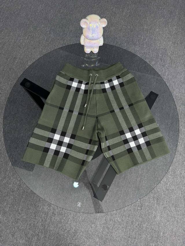 顶级版本 区别通货 25Ss 巴宝莉针织短裤。定制面料采用威化布织法，提花针织工艺，版型紧致立体，4杠拼接，定制裤绳五金质感强，顺滑，上身舒适透气，凹凸有型的立