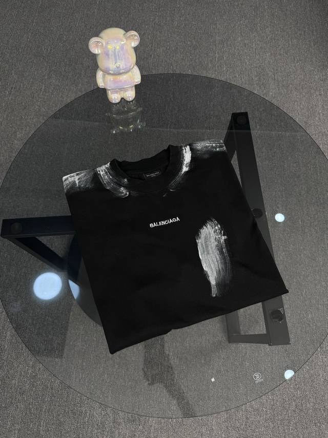 顶级版本 区别通货 25Ssbalenciaga巴黎世家新款水洗做旧磨码油漆泼墨涂鸦 手绘前后刺绣字母Logo短袖T恤 采用100%纯棉280克重定织定染纯棉面