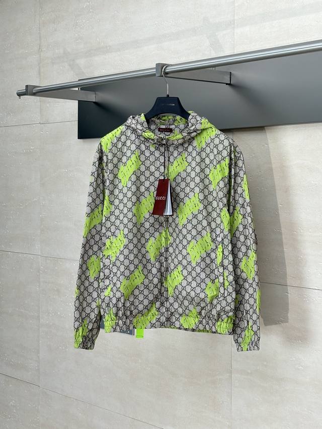 Gucci* 古驰 25Fw新款满印Logo提花外套 在2025早秋系列中，中国艺术Currynew Xiang Zhang 挥洒创意巧思，将全新品牌标识融入男