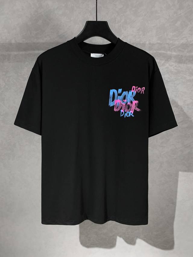 高品质 Dior 迪奥 新款 涂鸦字母手绘圆领短袖T恤 采用数码手绘工艺，面料采用高端冰感索罗娜布料，宽松版型、全套辅料配备 面料柔软实厚 三标齐全，男女同款