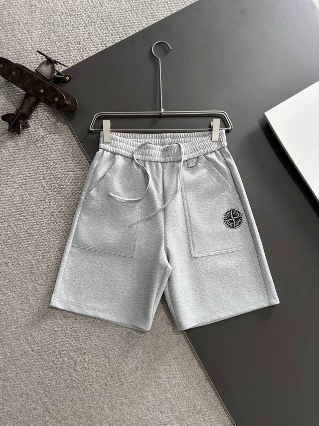 隔天出货 高品质 Stone Island 石头岛 2025春夏新款高定松紧带休闲净色宽松短裤，意大利进口机器制造，裤脚下摆二本针锁边，针脚细密牢固，专柜定制面