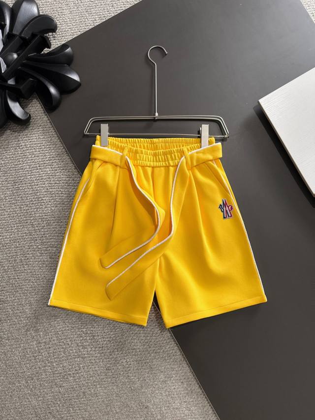 隔天出货 高品质 Moncler 蒙口 2025春夏新款高定松紧带休闲裤，意大利进口机器制造，闭眼入的款，裤脚下摆二本针锁边，针脚细密牢固，专柜定制面料 透气舒