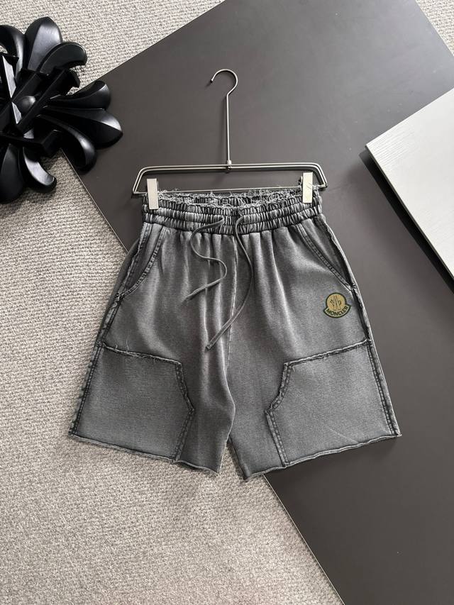 隔天出货 高品质 Moncler 蒙口 2025春夏新款松紧带休闲擦色宽松短裤，裤脚下摆二本针锁边，针脚细密牢固，专柜定制面料 透气舒适度高，细节无可挑剔，品牌