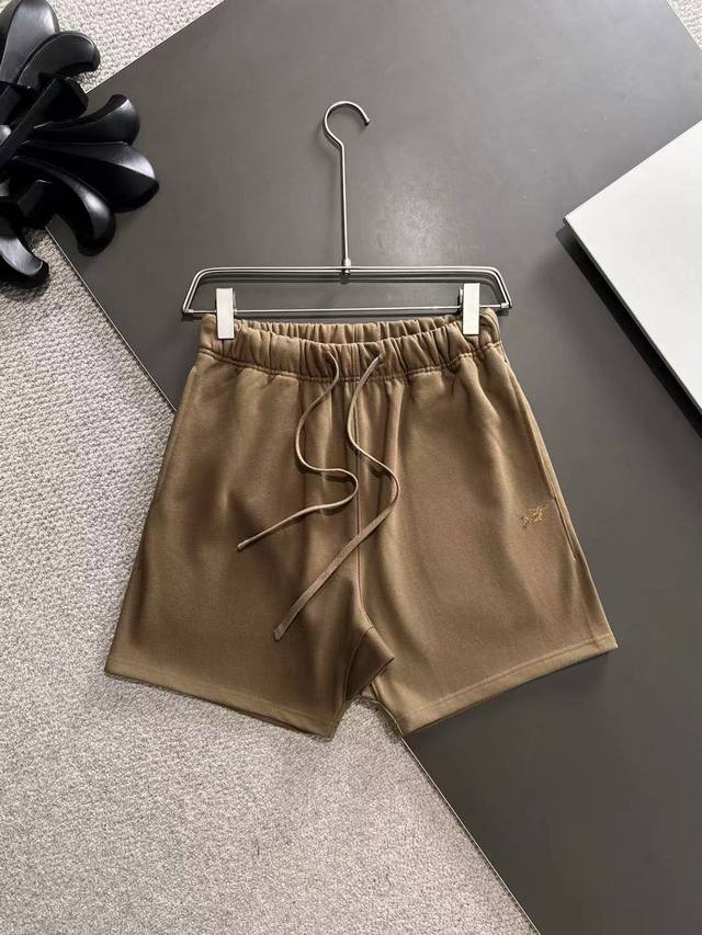隔天出货 高品质 Arcteryx 始祖鸟 2025春夏新款松紧带休闲净色宽松短裤，裤脚下摆二本针锁边，针脚细密牢固，专柜定制面料 透气舒适度高，细节无可挑剔，