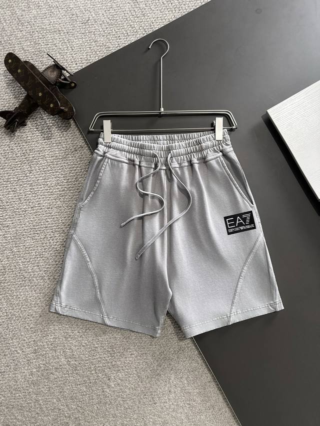 隔天出货 高品质 Armani 阿玛尼 2025春夏新款松紧带休闲净色宽松短裤，裤脚下摆二本针锁边，针脚细密牢固，专柜定制面料 透气舒适度高，细节无可挑剔，品牌