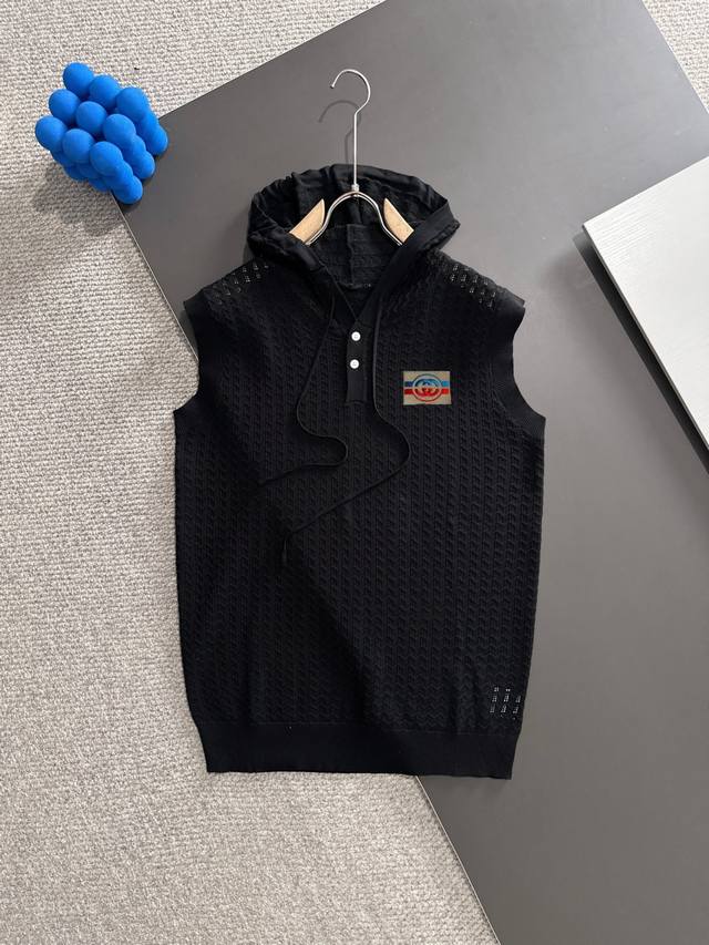 隔天出货 高品质 古驰 Gucci 2025春夏新款男款圆领背心针织 精梳棉质纱线针织纺棉布面料制作，纯棉的高克重特殊纱，掂起来手感份量十足，上身也比普通针织更