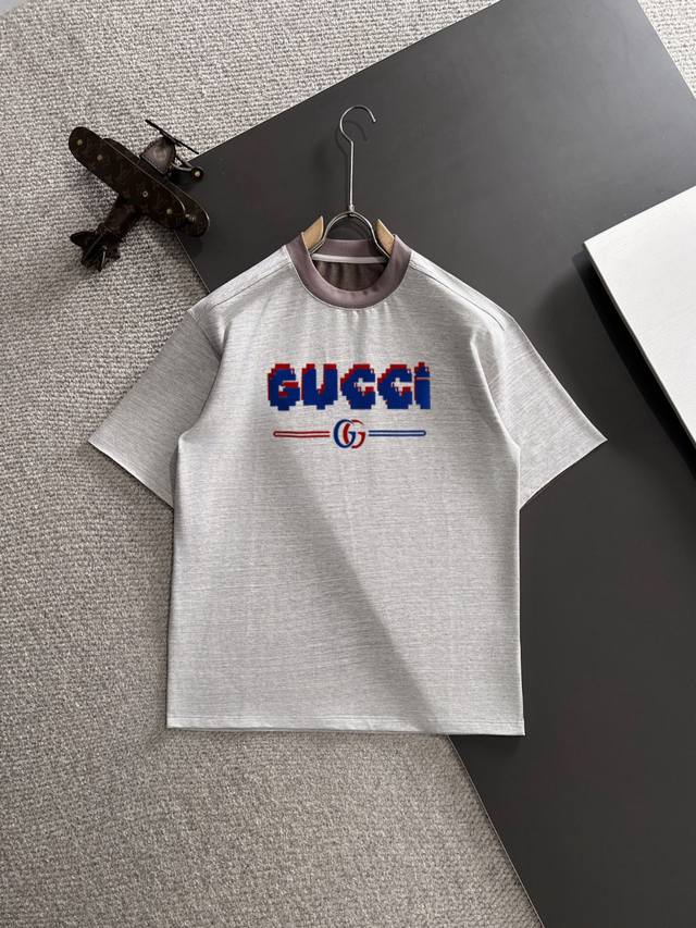 隔天出货 Gucci 2025夏季新款 顶级品质 区别通货 重磅推出特殊面料短袖 夏季走秀款 个性独家款式 男女同款 采用进口定制定染面料 后领锁链底全包肩 过