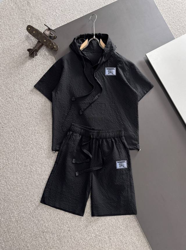 隔天出货 高品质 巴宝莉 2025新款夏季休闲套装，细节精致高级，高级感满满。定制高端液氨棉面料，上身挺括有型，舒适不紧绷。干净利落的剪裁都市风十足，穿上心情就