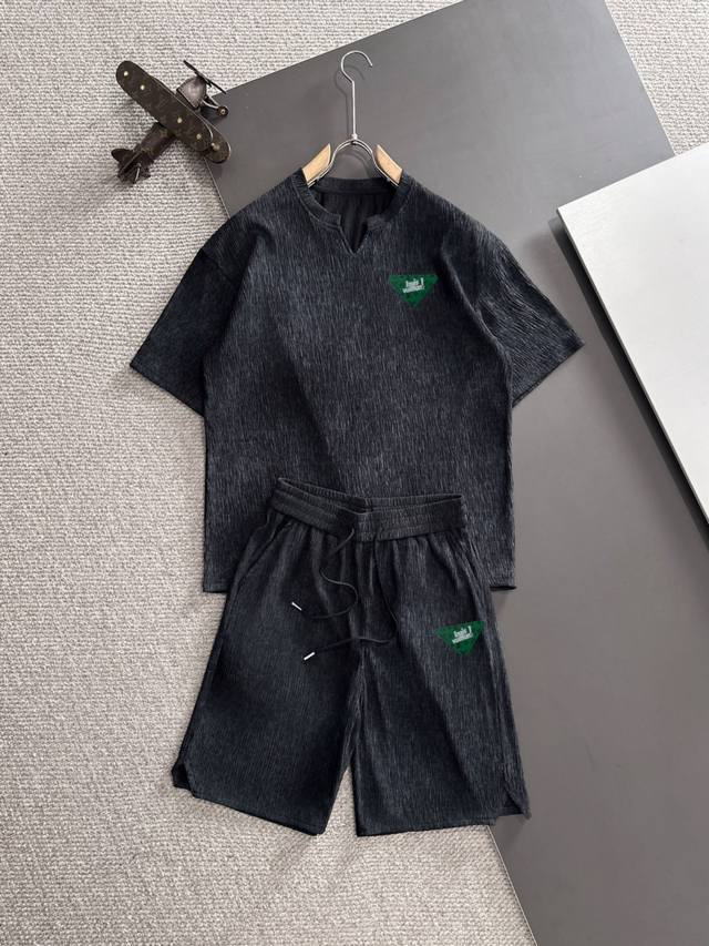 隔天出货 高品质 Lv 2025新款夏季休闲套装，细节精致高级，高级感满满。定制高端液氨棉面料，上身挺括有型，舒适不紧绷。干净利落的剪裁都市风十足，穿上心情就好