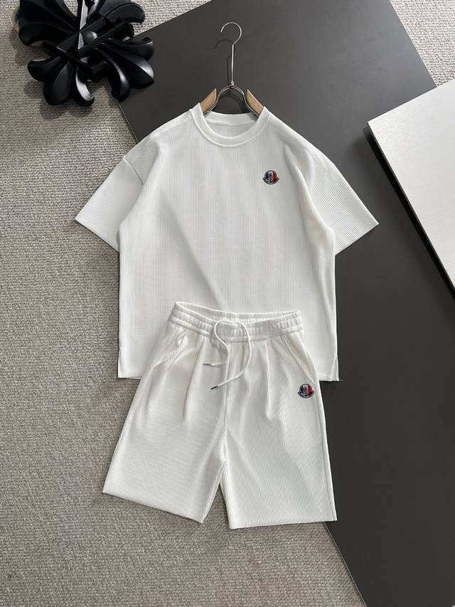 隔天出货 Moncler 蒙口 高品质 2025春夏新款休闲重工套装 独家Yb开发！高版出品！外单客供进口定制面料 透气舒适度高，细节无可挑剔，品牌元素设计理念