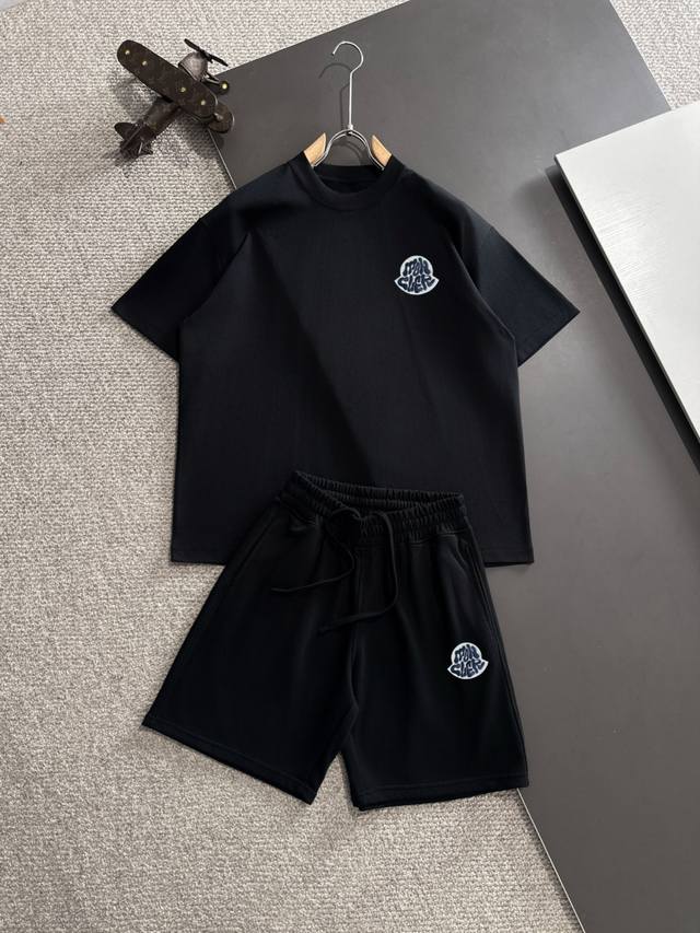 隔天出货 Moncler 蒙口 高端定制 2025春夏新款松紧带休闲重工水洗套装，蜡染牛肚吸汗透气，专柜定制面料 透气舒适度高，细节无可挑剔，品牌元素设计理念，