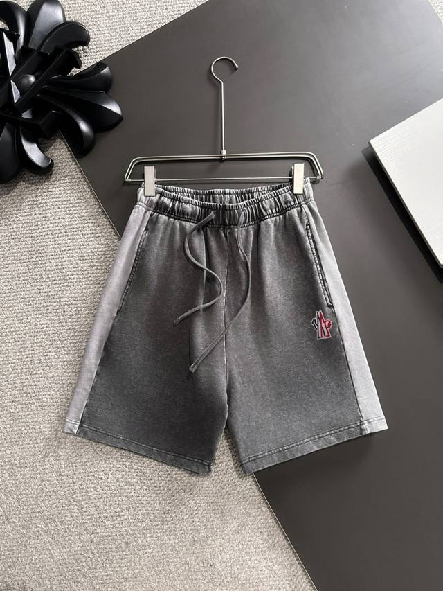 隔天出货 高品质 Moncler 蒙口 2025春夏新款高定松紧带休闲拼色宽松短裤，意大利进口机器制造，裤脚下摆二本针锁边，针脚细密牢固，专柜定制面料 透气舒适
