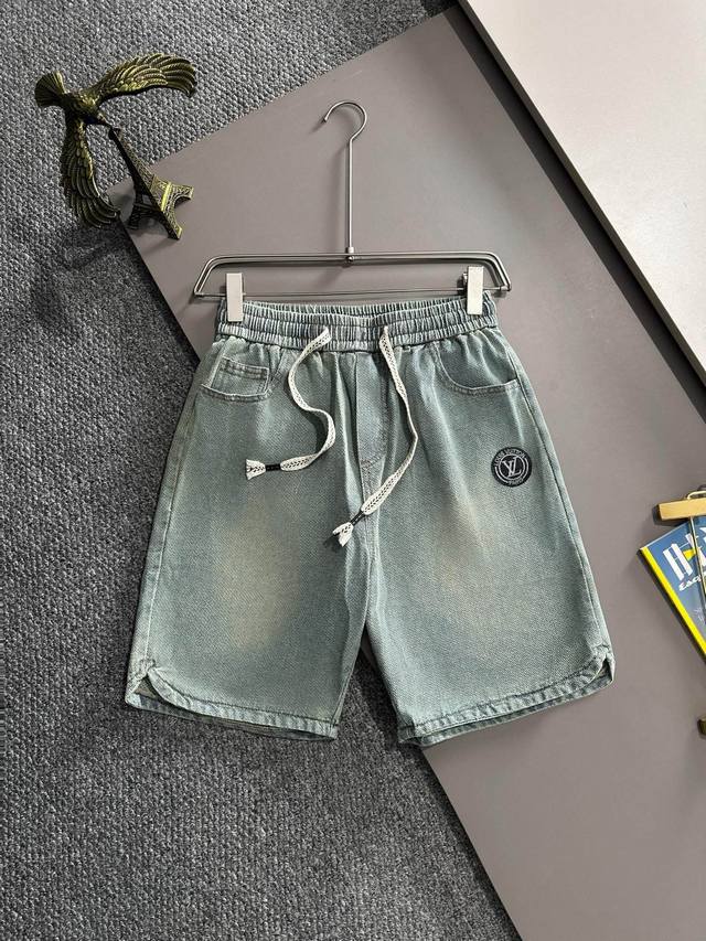 Lv2025夏季新品牛仔裤牛仔短裤，采用进口客供日本Denim平纹棉质牛仔面料梭织生产，三标齐全，顶尖的石磨水洗工艺让质感达到80年代的老味，柔软细腻舒适透气，