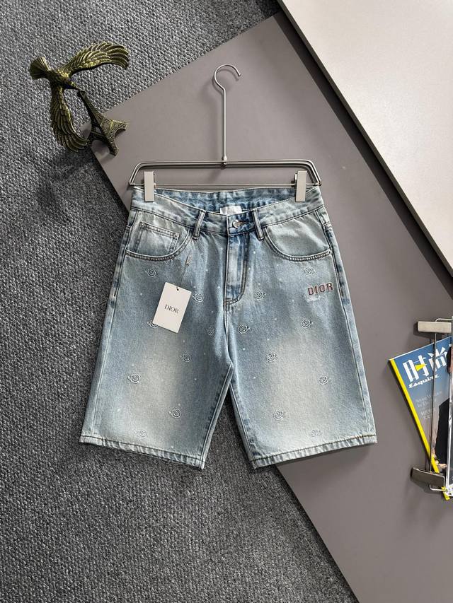 迪奥2025夏季新品牛仔裤牛仔短裤，采用进口客供日本Denim平纹棉质牛仔面料梭织生产，三标齐全，顶尖的石磨水洗工艺让质感达到80年代的老味，柔软细腻舒适透气，