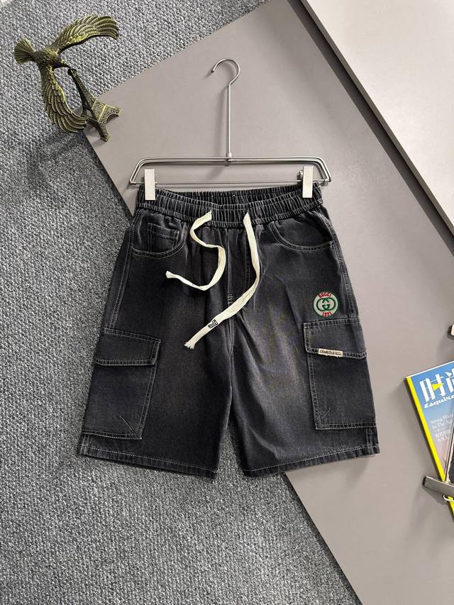 古驰2025夏季新品牛仔裤牛仔短裤，采用进口客供日本Denim平纹棉质牛仔面料梭织生产，三标齐全，顶尖的石磨水洗工艺让质感达到80年代的老味，柔软细腻舒适透气，