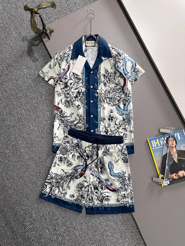 范思哲2025夏季经典Logo设计满印套装，轻薄棉质全身数码印花，采用优质聚酯纤维面料，裤子加入透气网眼内衬，精心打造标准版型，可分开搭配衣服，休闲时刻百搭款！