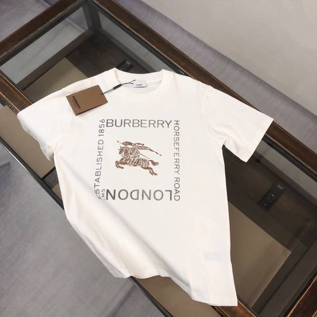 Bur*Berry 巴宝莉 2025最新款短袖T恤，绝对的顶级爆款，胸前字母Logo更显得不凡跟高档，大气，简约，基础，耐看，但又独具风格，结合了一款优质短袖的