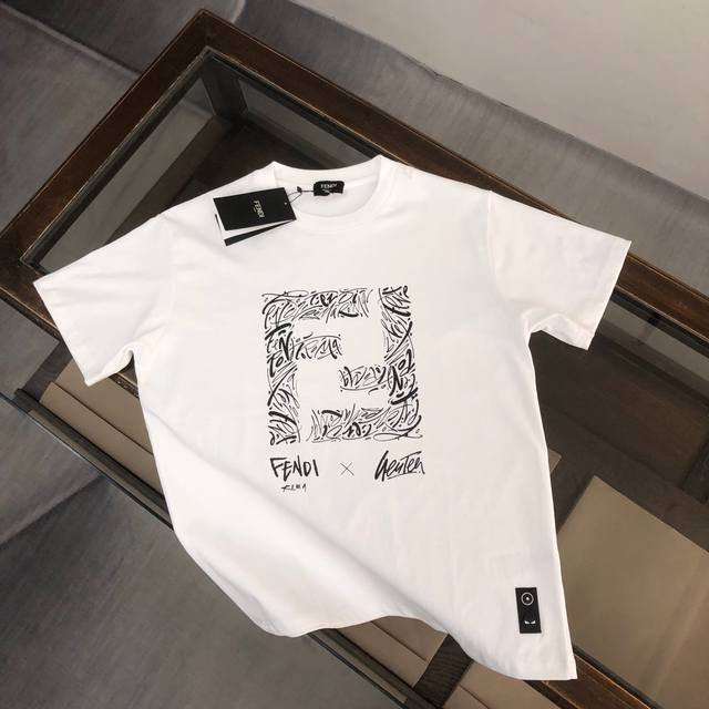 Fen*Di 芬迪 最新情侣款纯棉T恤！260克定制棉，面料柔软舒适，全新设计灵感，极具时尚代表性！精致品牌印花设计！手感舒适透气！极为时尚耐看有腔调，上身效果