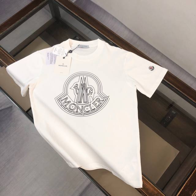 Moncler 蒙口 2025夏季新款短袖T恤 蒙口品牌，以精湛的工艺和独特的设计，赢得了广大消费者的喜爱。这款夏季新款T恤，以其立体重影字母设计展现出品牌的个