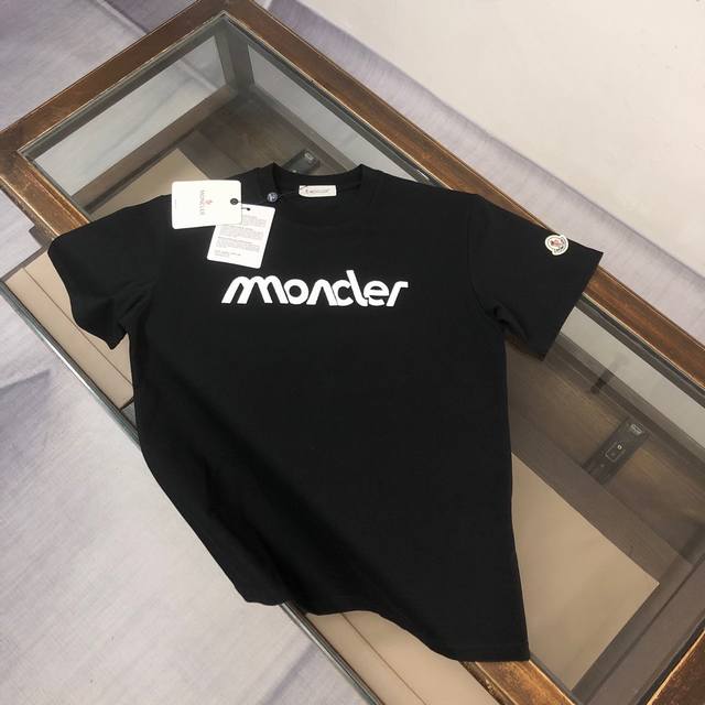 Mon*Cler 蒙口 2025最新款情侣款品牌Logo印花图案圆领短袖 情侣T恤～～ 春夏新品 高品质 时尚百搭潮款 定制进口面料 ！穿着舒适 透气 时尚不失